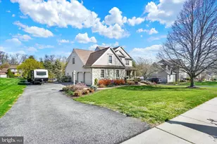934 Castle Pond Dr, York, PA 17402 - Photo 2