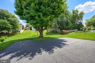 457 Holyoke Dr, York, PA 17402 - Photo 4