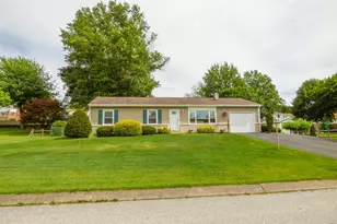 4325 Pinewood Ln, York, PA 17402 - Photo 2