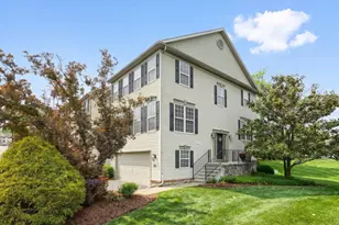 2733 Hunt Club Dr, York, PA 17402 - Photo 2