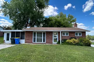 39 E Crestlyn Dr, York, PA 17402 - Photo 1