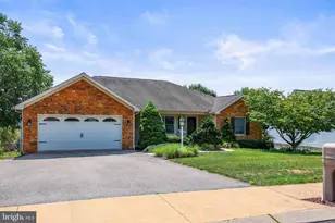 151 Overview Cir E, Red Lion, PA 17356 - Photo 2