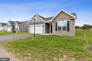 299 Edie Cir, Stewartstown, PA 17363 - Photo 2
