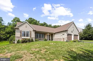 696 Rishel Dr, York, PA 17406 - Photo 2