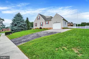 2201 Pleasant View Dr, York, PA 17406 - Photo 4