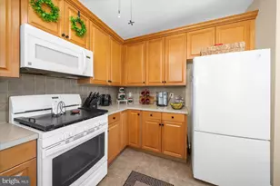 221 Masterson Ct, Ewing Township, NJ 08618 - Photo 8