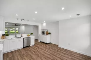 6 Plz de Las Flores, Freehold, NJ 07728 - Photo 16