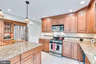 3 Clinton Ct, Kendall Park, NJ 08824 - Photo 8