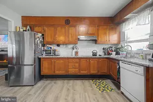 390 Picardy Ct, Lakewood, NJ 08701 - Photo 2