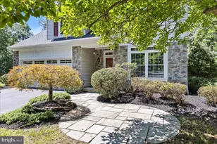 21 Cambridge Ct, Montgomery Township, NJ 08540 - Photo 2