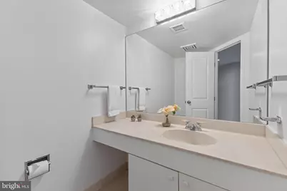1099 22nd Street NW #601, Washington, DC 20037 - Photo 6