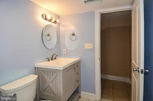 11 R St NW, Washington, DC 20001 - Photo 40