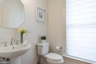 330 L St SE, Washington, DC 20003 - Photo 4