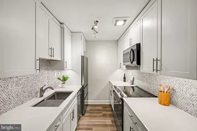 2325 42nd Street NW #220, Washington, DC 20007 - Photo 2