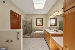 221 E St SE, Washington, DC 20003 - Photo 40
