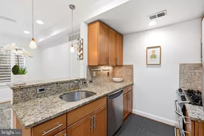 739 Newton Place NW #202, Washington, DC 20010 - Photo 4