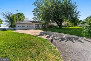 8214 Pembrook Ct, Frederick, MD 21704 - Photo 2