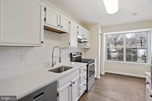 9401 Riverbrink Ct, Laurel, MD 20723 - Photo 2