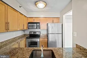 10101 Grosvenor Pl, Rockville, MD 20852 - Photo 8