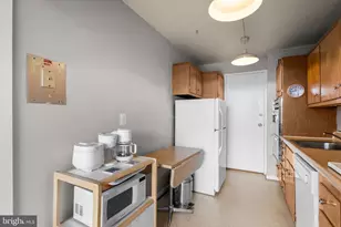 10401 Grosvenor Pl, Rockville, MD 20852 - Photo 20