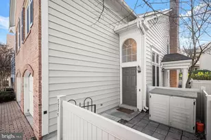 5717 Mayfair Manor Dr, Rockville, MD 20852 - Photo 2