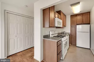 10201 Grosvenor Pl, Rockville, MD 20852 - Photo 14