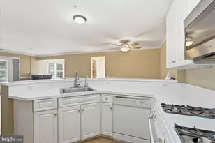 13401 Fountain Club Dr, Germantown, MD 20874 - Photo 12