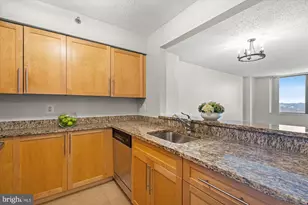 10101 Grosvenor Pl, Rockville, MD 20852 - Photo 10