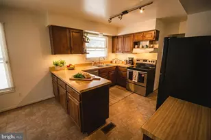17041 Catalpa Ct, Rockville, MD 20855 - Photo 4