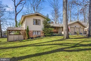 18900 Woodway Dr, Rockville, MD 20855 - Photo 4