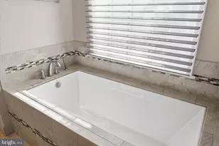 16 Maplewood Park Ct, Bethesda, MD 20814 - Photo 18