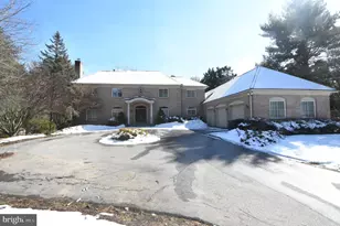 8900 Holly Leaf Ln, Bethesda, MD 20817 - Photo 2