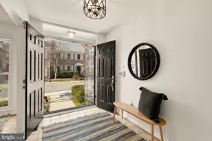 10135 Crestberry Pl, Bethesda, MD 20817 - Photo 2