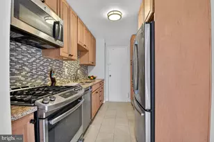 10401 Grosvenor Pl, Rockville, MD 20852 - Photo 4