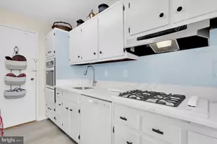 10401 Grosvenor Pl, Rockville, MD 20852 - Photo 8