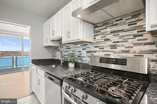 10201 Grosvenor Pl, Rockville, MD 20852 - Photo 12