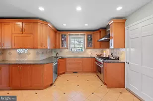 8224 Kerry Ct, Chevy Chase, MD 20815 - Photo 10