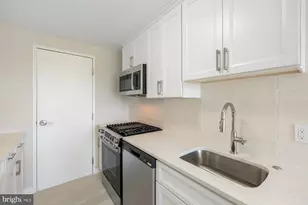 10201 Grosvenor Pl, Rockville, MD 20852 - Photo 8