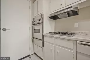 10201 Grosvenor Pl, Rockville, MD 20852 - Photo 10