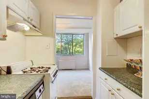 10401 Grosvenor Pl, Rockville, MD 20852 - Photo 12