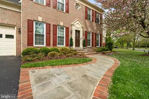 7805 Heritage Farm Dr, Gaithersburg, MD 20886 - Photo 4