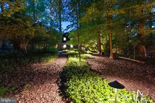 8034 Park Overlook Dr, Bethesda, MD 20817 - Photo 16