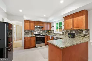 10900 Gainsborough Rd, Potomac, MD 20854 - Photo 12