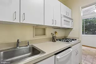 10401 Grosvenor Pl, Rockville, MD 20852 - Photo 14