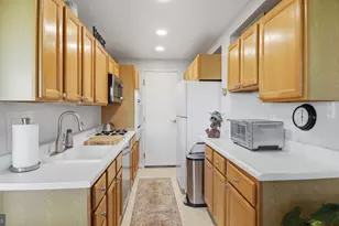 10201 Grosvenor Pl, Rockville, MD 20852 - Photo 8
