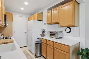 10201 Grosvenor Pl, Rockville, MD 20852 - Photo 4