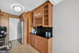 10401 Grosvenor Pl, Rockville, MD 20852 - Photo 14