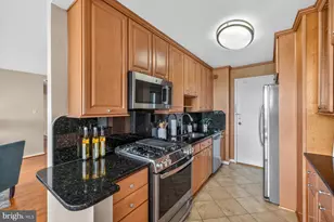 10401 Grosvenor Pl, Rockville, MD 20852 - Photo 12