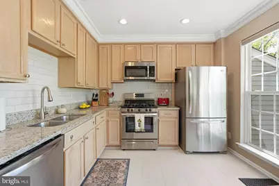 214 Fallsgrove Boulevard #12, Rockville, MD 20850 - Photo 2