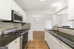 10022 Vanderbilt Cir, Rockville, MD 20850 - Photo 4
